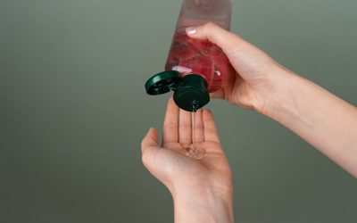 Jak delikatnie oczyszczać skórę trądzikową bez podrażnień