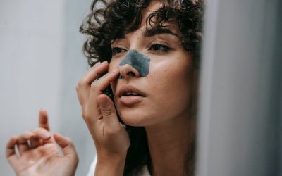 Zaskórniki otwarte i zamknięte – skąd się biorą i jak ich się pozbyć?