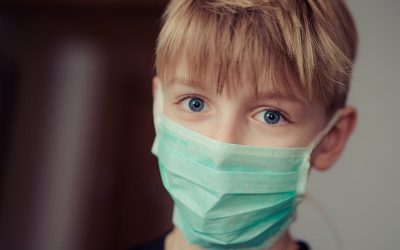 Jak dbać o skórę pod maseczką ochronną aby uniknąć maskne