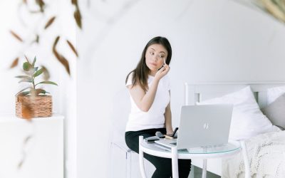 Jak dbać o cerę podczas pracy przy komputerze