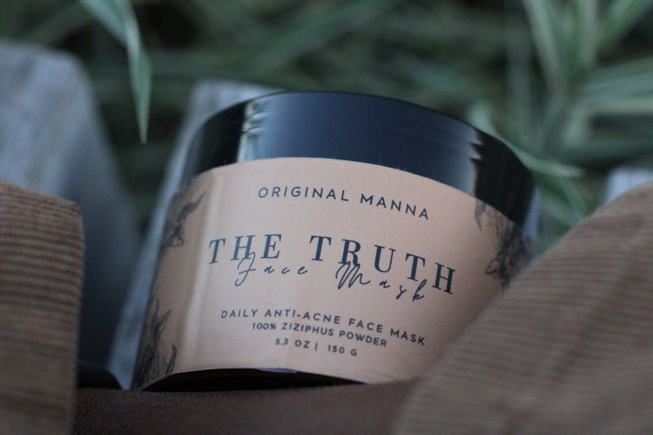 Słoik z maską do twarzy "THE TRUTH" od Original Manna, zawierającą 100% proszku z Ziziphus. Produkt o pojemności 150 g, przeznaczony do codziennego stosowania w celu zwalczania trądziku.
